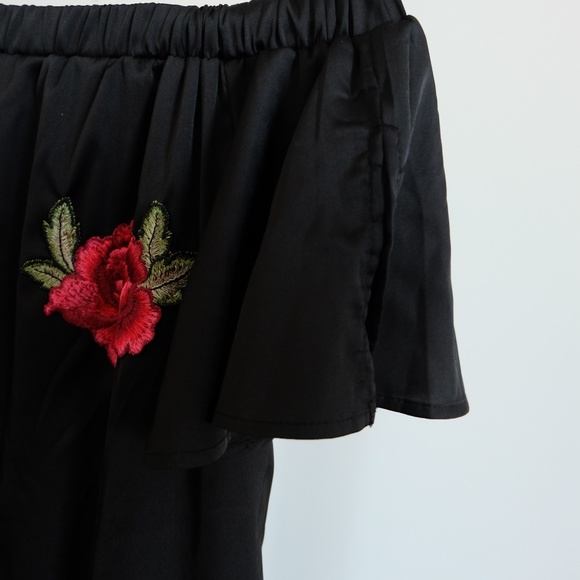 Off shoulder satin dress with rose appliqués - Picture 3 of 4